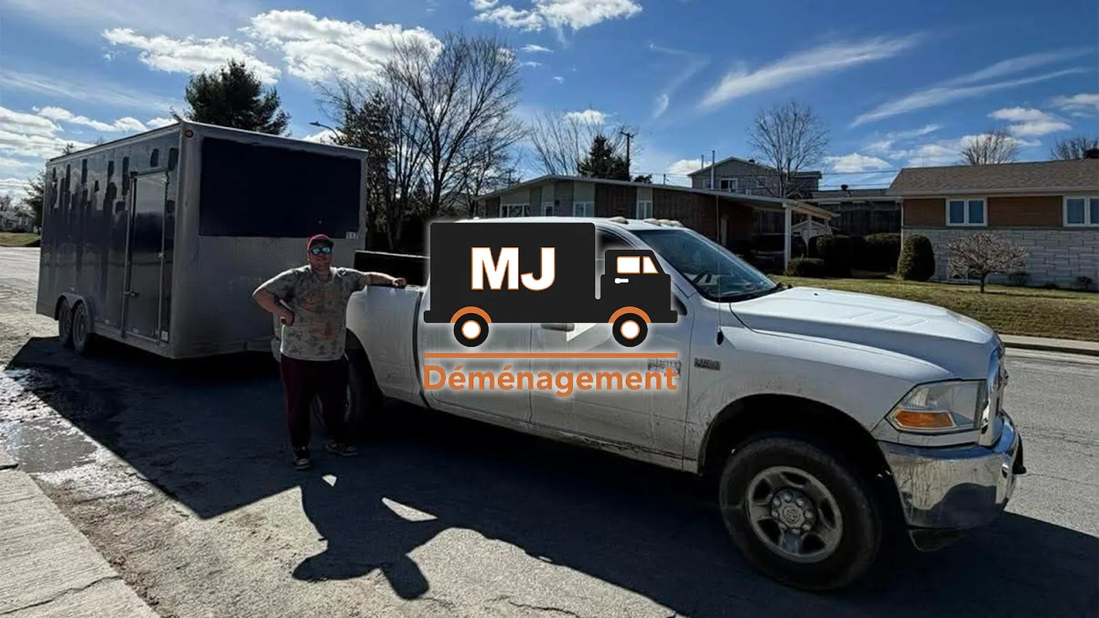 Le pick-up et la remorque fermée de Déménagement MJ, stationnés dans une rue résidentielle de Thetford Mines