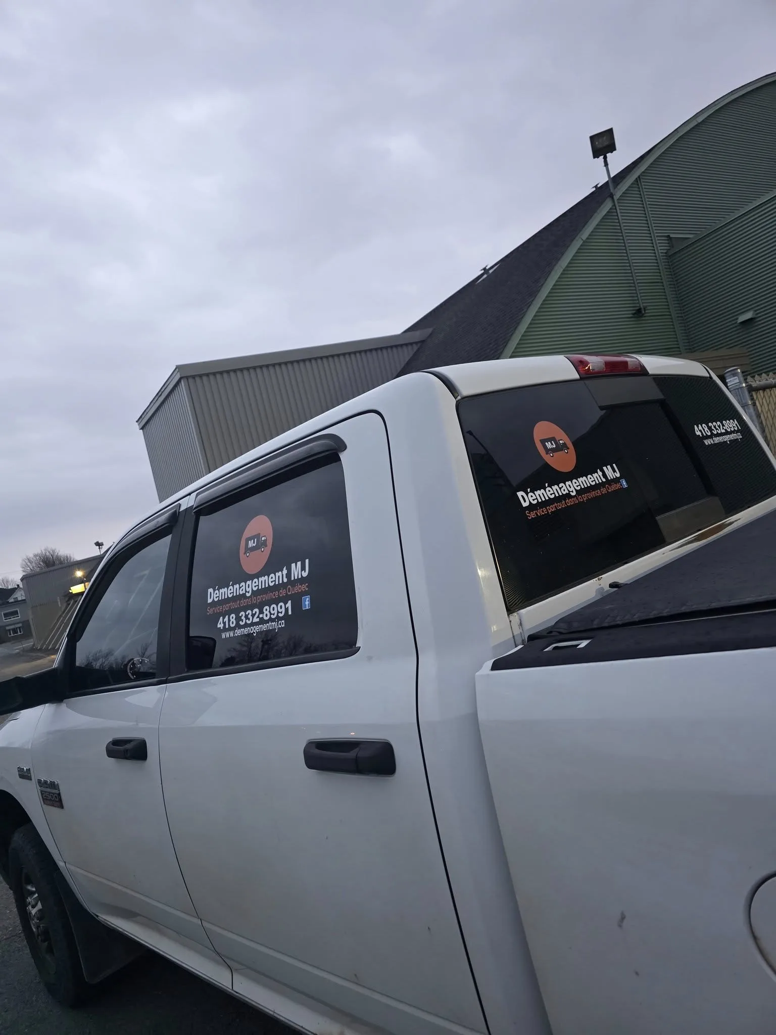 Le pick-up lettré de Déménagement MJ : Service partout dans la province de Québec, 418 332-8991
